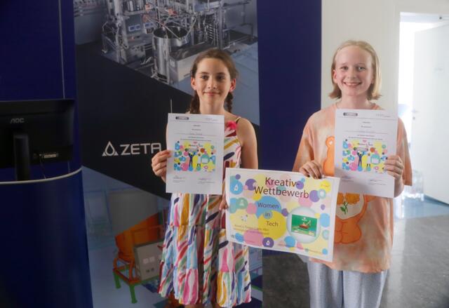 Platz 1 bei den ersten Klassen: Charlotte und Eleanor vom BRG 14 für ihr Projekt "Air Drone" in Form eines Marienkäfers. | Foto: Ulrike Kozeschnik-Schlick