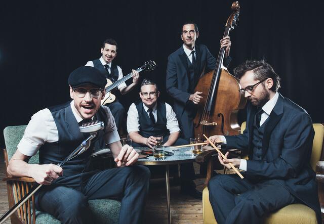 Die "Old school Basterds" bieten den Besucher:innen ein buntes Programm mit Musik der 50er Jahre. | Foto: Marija Kanizaj