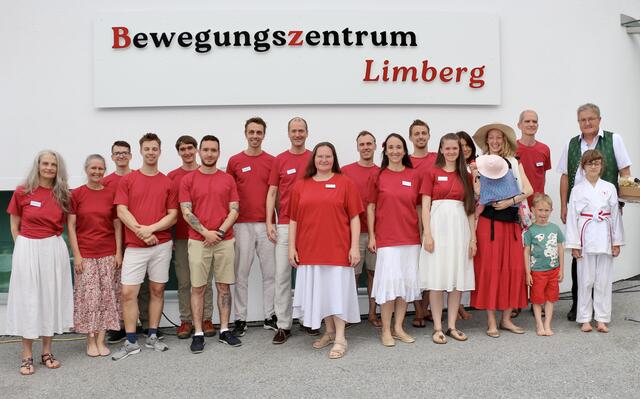 In Rot und weiß gewandet: sie alle sind im Bewegungszentrum Limberg aktiv, hier bei der Eröffnung mit Bgm. Josef Waltl (r.) beim Bewegungszentrum Limberg. | Foto: MG Wies