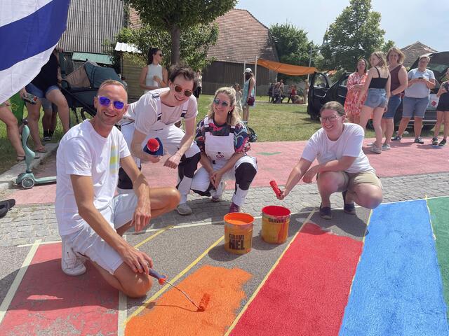 Die Ö3-Moderatoren und Bernhard malen fleissig drauf los. | Foto: Alexander Paulus