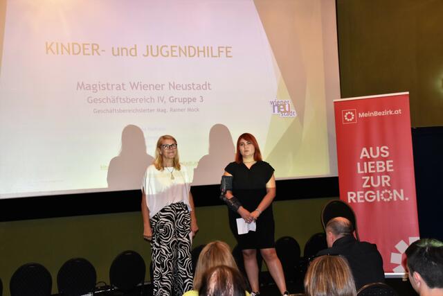 Die Gemeinderätinnen Hermine Römer und Martina Schmid stellten den Verein Jugend und Kultur und das nachfolgende Programm des Abends vor. | Foto: Cherelle Marek