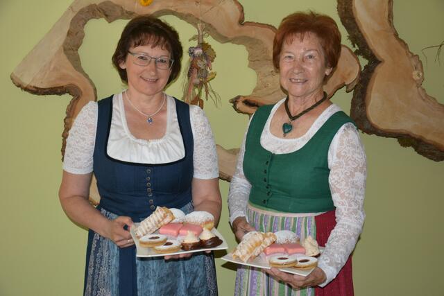 Erna Schwengerer übergibt die Verantwortung an Brigitte Notter.