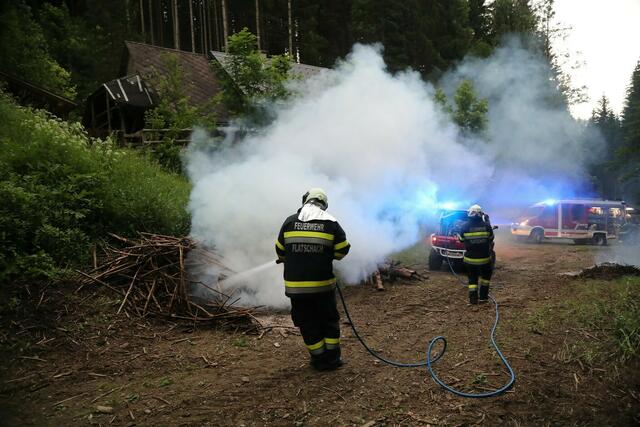 Die Feuerwehrleute in Flatschach mussten am Donnerstag nicht nur einen Waldbrand löschen, sondern auch den Bach im Dorf reinigen. | Foto: FF/Zeiler