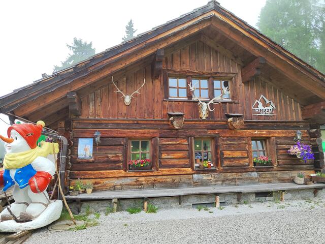 Die Sommersaison hat gerade begonnen, der Schneemann hat die Wintergäste eingeladen.. | Foto: I.Wozonig