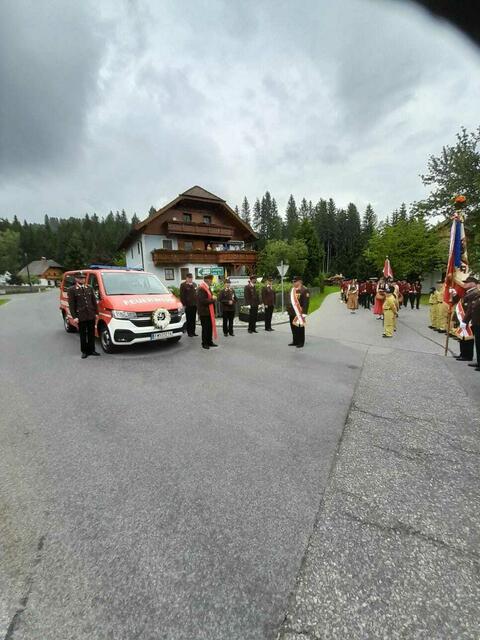 Die Feuerwehr St. Andrä im Lungau bei der Segnungszeremonie ihres neuen Fahrzeugs. | Foto: Feuerwehr St. Andrä im Lungau