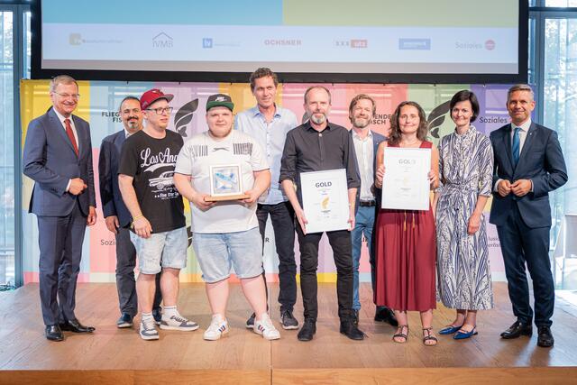 Kategorie: Zusammen verändern – Gold: Pro mente OÖ und SK BMD Vorwärts Steyr
LH Thomas Stelzer, Prim. Kurosch Yazdi, Alexander Schlager, Marco Peschta, Markus Hofer, Bernhard Posbisil, Sabrina Waldbauer, Elisabeth Engelbrechtsmüller-Strauss, LR Wolfgang Hattmannsdorfer. | Foto: Land OÖ/Antonio Bayer