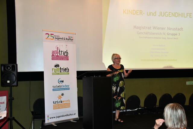 Organisatorin und Gemeinderätin Sabine Bugnar eröffnete den Informationsabend. | Foto: Cherelle Marek