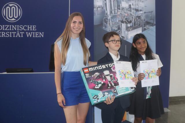 Laura gratuliert den Siegern der 2. Klassen für das Projekt "Brille mit Bildschirm", Vincent und Tania vom Saure Coeur Rennweg. | Foto: Ulrike Kozeschnik-Schlick