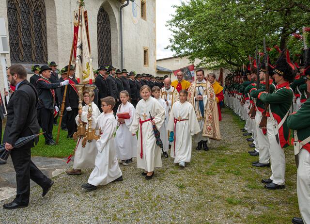 Johannes Lackner (hinter den Ministranten rechts im Bild) beim Leonhardsprangtag in Tamsweg, am 11. Juni 2023. | Foto: Peter Bolha