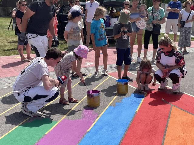 Die jüngsten Moosbrunnerinnen malten fleissig drauf los. | Foto: Alexander Paulus