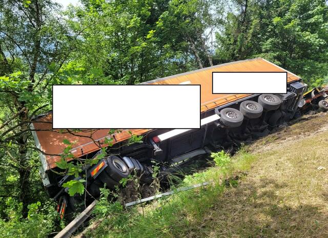 Der verletzte Lenker des Lkw konnte sich selbst aus seiner mißlichen Lage befreien und wurde nach der Erstversorgung ins LKH Rottenmann geflogen. | Foto: FF Ardning