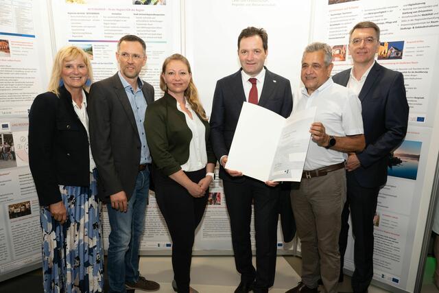 Offizielle Übergabe der Anerkennungsurkunde als lokale Aktionsgruppe (LAG) (v.l.n.r.): Siglinde Wieser (Sachbearbeiterin Orts- und Regionalentwicklung Land Kärnten), Gunter Brandstätter (Geschäftsführer Regionalmanagement Mittelkärnten), Barbara Hudelist (LEADER-Managerin der LAG Mittelkärnten), Bundesminister Norbert Totschnig, Gerhard Mock (Obmann Regionalmanagement Mittelkärnten), Martin Mießl (Sachgebietsleiter Orts- und Regionalentwicklung Land Kärnten) | Foto: Rene Hemerka/BML