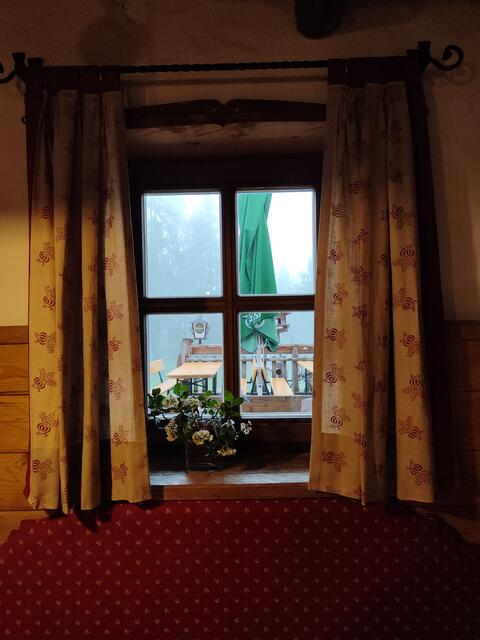 Der Blick aus dem Fenster verheisst nichts Gutes..
Liebe Grüße Irmgard  | Foto: I.Wozonig