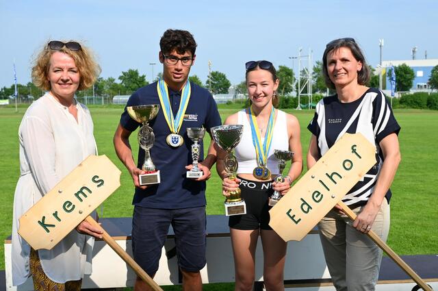Bildungs-Landesrätin Christiane Teschl-Hofmeister, bester Athlet Andor Winkler (LFS Krems), beste Athletin Elisa Weinmann (LFS Edelhof) und LAKO-Leiterin Martina Piribauer (v.l.n.r.) bei der Siegerehrung. | Foto: Jürgen Mück