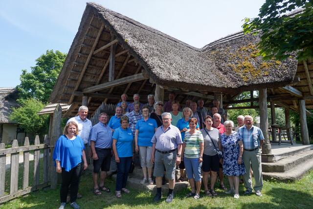 Senioren mit Museumsleiterin Elisabeth Leitner und Bürgermeister Herbert Froschauer (links im Bild), Seniorenbund-Obmann Leopold Walch (Bildmitte) | Foto: Seniorenbund Mitterklirchen