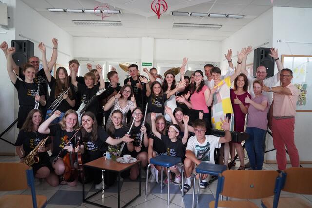 Schüler und Lehrer des Gymnasiums Zwettler freuen sich über ein gelungenes Konzert. | Foto: Evi Leutgeb