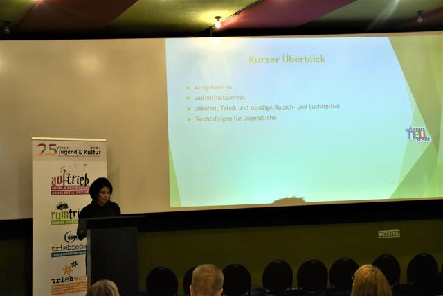 Janine Dorfwirth vom Verein Jugend und Kultur in Wiener Neustadt referierte über das NÖ Jugendschutzgesetz. | Foto: Cherelle Marek