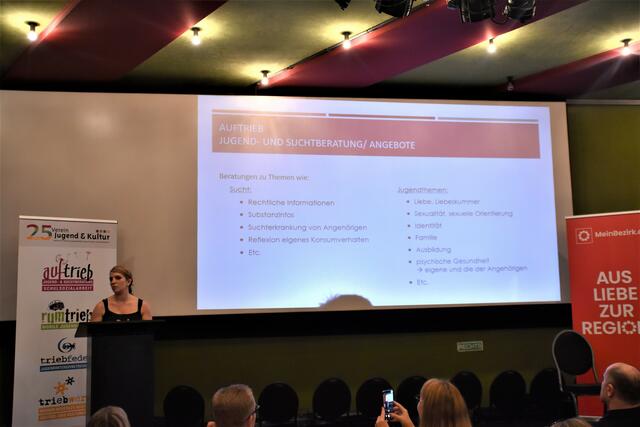 Die Sozialarbeiterin Katharina Hacker stellte die Organisation "auftrieb" vor. | Foto: Cherelle Marek