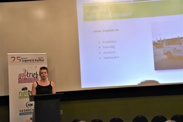 Die Sozialarbeiterin Julia Goluch stellte die Organisation "rumtrieb" vor. | Foto: Cherelle Marek