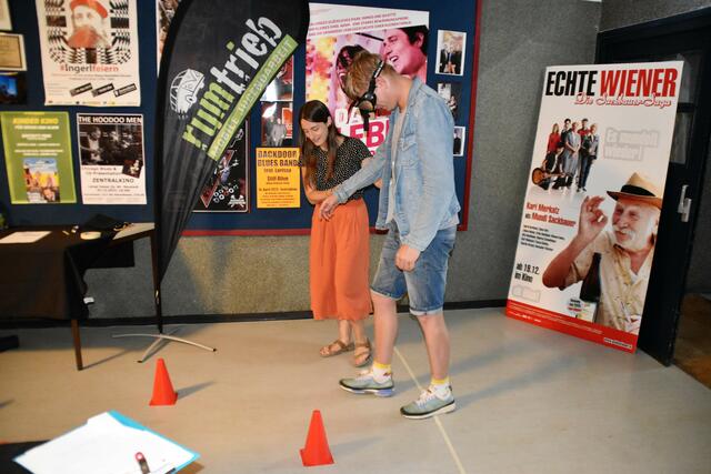Die Praktikanten der Sozialen Arbeit Katharina Fiedelsberger und Jan Niklas Herrmann demonstrierten den Parkour mit dem Rauschbrillentest. | Foto: Cherelle Marek