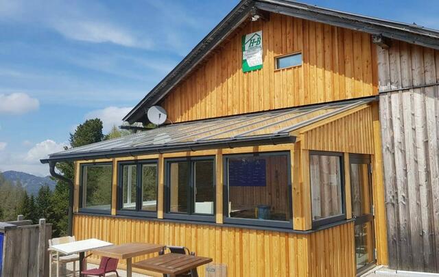 Die neue Sonnenterrasse bei der Hirnkopfhütte auf der Flattnitz. | Foto: Adolf Isopp