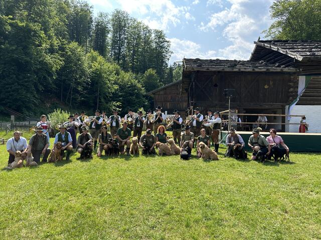 Mit dabei waren unter anderem auch die Jagdhundegespanne, unterschiedliche Volkstanzgruppen, die Bergwacht, Waldpädagoginnen und -pädagogen und Jägerinnen und Jäger. | Foto: Privat