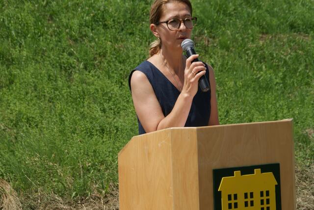 Bürgermeisterin Monika Pock begrüßte die Gäste und informierte über das neue Bauprojekt.