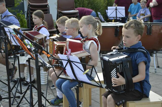  Schon die Allerkleinsten traten beim großen Open Air auf, hier das Akkordeon-Ensemble unter Leitung von Lehrerin Ariane Buck. | Foto: Musikschulverband Behamberg-Ernsthofen-Haidershofen