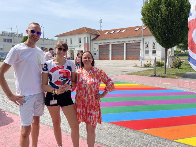 Vor 2 Wochen besuchte Saskia Dex die Gemeinde, heute strahlt genau an der gewünschten Stelle ein einzigartiger Regenbogenzebrastreifen. | Foto: Alexander Paulus