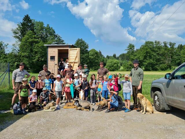 Die Zweitklässler der VS Ungenach lernten was ein Jäger macht.  | Foto: Jagdgesellschaft Ungenach