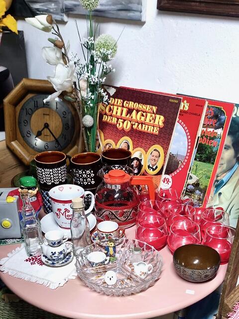 Uhren und Schallplatten: Die großen Schlager der 50er Jahre sind mittlerweile 70 Jahre alt | Foto: Karin Mock
