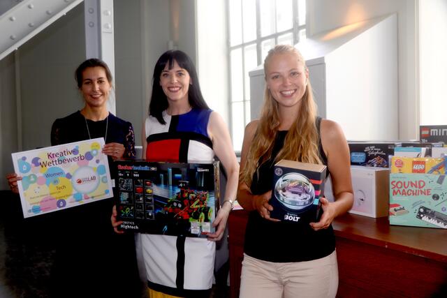 Caroline Stremnitzer, Nicole Amberg und Olivia Slepecka-Dobner (v.li.n.re.) haben für die Preisträger viele tolle Gewinne organisiert | Foto: Ulrike Kozeschnik-Schlick
