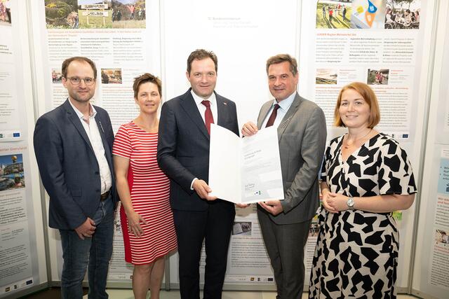 Landwirtschaftsminister Norbert Totschnig (3.v.l.) überreichte die LEADER-Anerkennungsurkunde an das Team der Eisenstraße Niederösterreich: Stefan Hackl, Gudrun Hofbauer, Obmann Werner Krammer und Bettina Rehwald | Foto: BML/Rene Hemerka