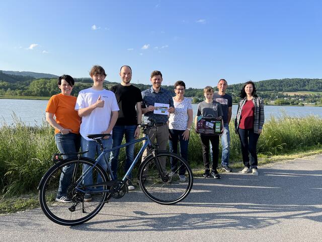 Sigrid Pichler (Sponsorin), Claus Sandler (Gewinner 1. Preis), Matthias Komarek (GR Pöchlarn), Jakob Grafeneder (Marbach), Andrea Eichinger (Vize-Bgm.in Krummnußbaum), Eric-Alexander Moser (Gewinner 2. Preis), Markus Weigl (Vize-Bgm. Persenbeug-Gottsdorf), Irene Kerschbaumer (STRin Ybbs) | Foto: Irene Kerschbaumer