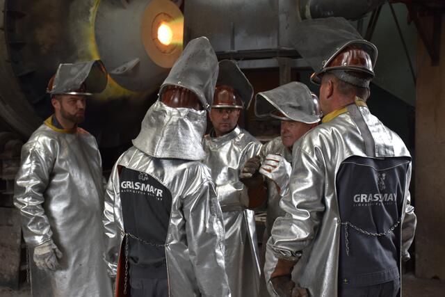 Das Glockengießer-Team bei der Besprechung vor dem Guss. | Foto: Lair