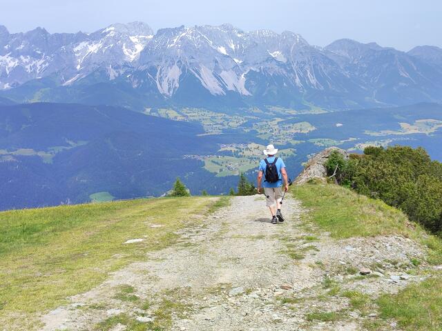 Den ,,leichten Weg" geht es gemütlich hinunter, die tolle Bergwelt immer im Blick... | Foto: I.Wozonig