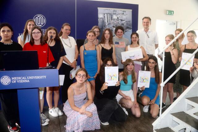 Der Hauptpreis, ein Virtual Reality Headset gesponsert von der Industriellenvereinigung ging für "Superwomen in Tech" an die 3. und 4. Klassen der MS Brunn am Gebirge.  | Foto: Ulrike Kozeschnik-Schlick