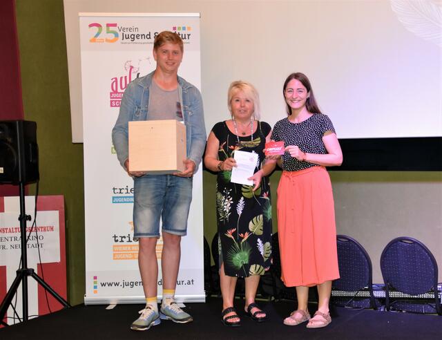 Die Gewinnerin Katharina Fiedelsberger bekam einen Cineplexx-Gutschein überreicht von Sabine Bugnar und Jan Niklas Herrmann (v.r.n.l.) | Foto: Cherelle Marek