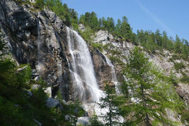 Mit voller Wucht stürzt das Wasser vom Tappenkarsee in die Tiefe.  | Foto: Thomas Neuhold