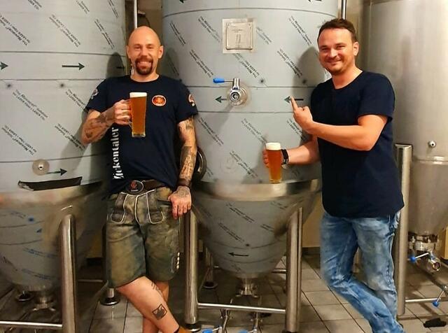 Markus Maurer (links) und Patrick Krammer sind die Braumeister, die die Kunden der Zickentaler Brauerei mit Bier versorgen. | Foto: Zickentaler Brauerei