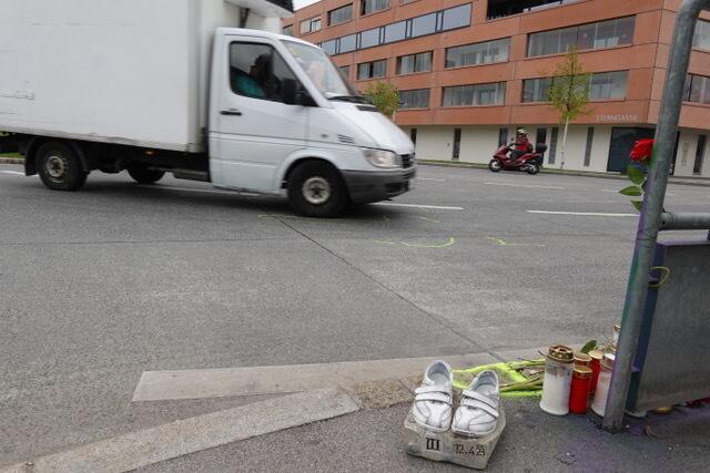 Die "Schuhe der Erinnerung" sollen an die tödlich verletzte Fußgängerin erinnern. Sie starb am 12. April in der Sterngasse.  | Foto: geht-doch.wien
