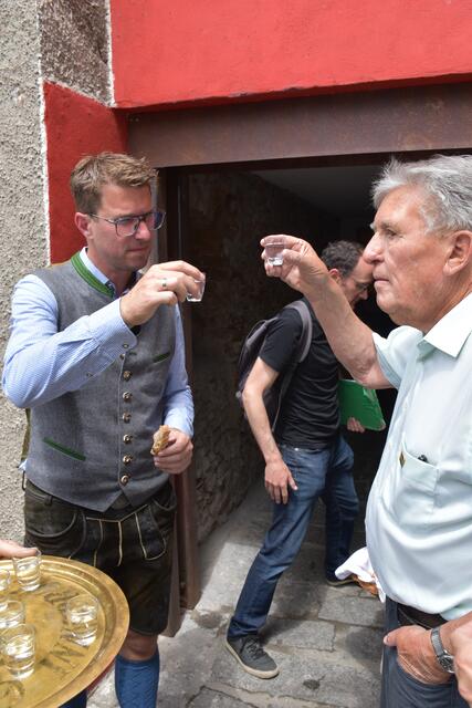 Der Telfer Bürgermeister Christian Härting und Seniorchef Christof Grassmayr beim Anstoßen auf den gelungenen Glockenguss. | Foto: Lair