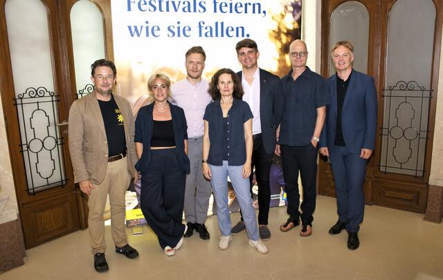 Zeno Stanek (Schrammel.Klang.Festival, Hin und weg Theaterfestival), Julia Lacherstorfer (wellenklaenge), Frédéric Alvarado-Dupuy (Gipfelklaenge), Angelika Messner (Festspiele Reichenau), Axel Nemetz (Geschäftsführer „At the Park Hotel“), Albert Hosp (glatt&amp;verkehrt) und Michael Duscher (Geschäftsführer Niederösterreich Werbung). | Foto: Markus Achleitner