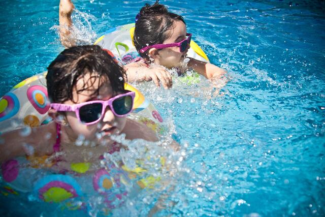 Besonders intensiv wirkt starkes Licht auf Kinderaugen am Wasser. | Foto: © Pexels