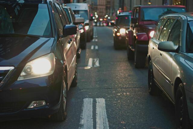 Ob Stau, zu hohe Geschwindigkeit oder Lärmbelästigung – es gibt unterschiedliche Gründe, warum an gewissen Straßen eine Verkehrsberuhigung gefordert wird.  | Foto: Nabeel Syed/unsplash