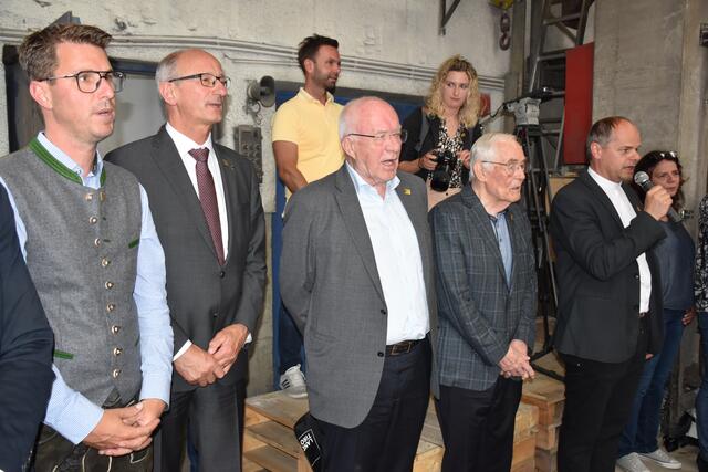 V.l.: Christian Härting, Anton Mattle, Herwig van Staa, Helmut Kopp und Peter Scheiring beim Gebet. | Foto: Lair