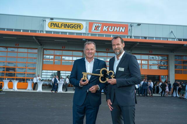 Von links: Karl Lenglacher (CEO Kuhn Holding Bereich Ladetechnik) und Peter Wiedeman (Standortleiter Servicewerk Kuhn Achau). | Foto: KUHN Holding GmbH © Tischler