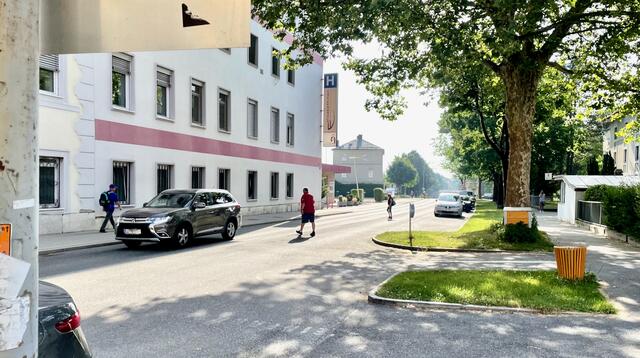 Unzählige Menschen überqueren die stark befahrene Völkermarkter Straße. | Foto: MeinBezirk.at