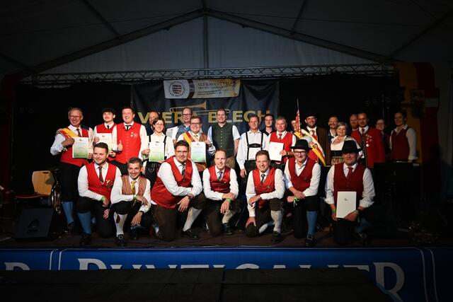 Die Stabführer, Kapellmeister und Funktionäre der teilnehmenden Kapellen.