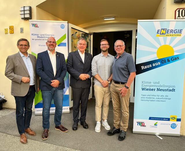Franz Rennhofer (Gruppe Stadtentwicklung, Verkehr, Umwelt &amp; Energie), Umweltstadtrat Norbert Horvath, Infrastruktur-Stadtrat LAbg. Franz Dinhobl, Klima- und Energiemodellregions-Manager Alexander Nowak und eNu-Energieberater Günter Moraw. | Foto: Stadt Wiener Neustadt